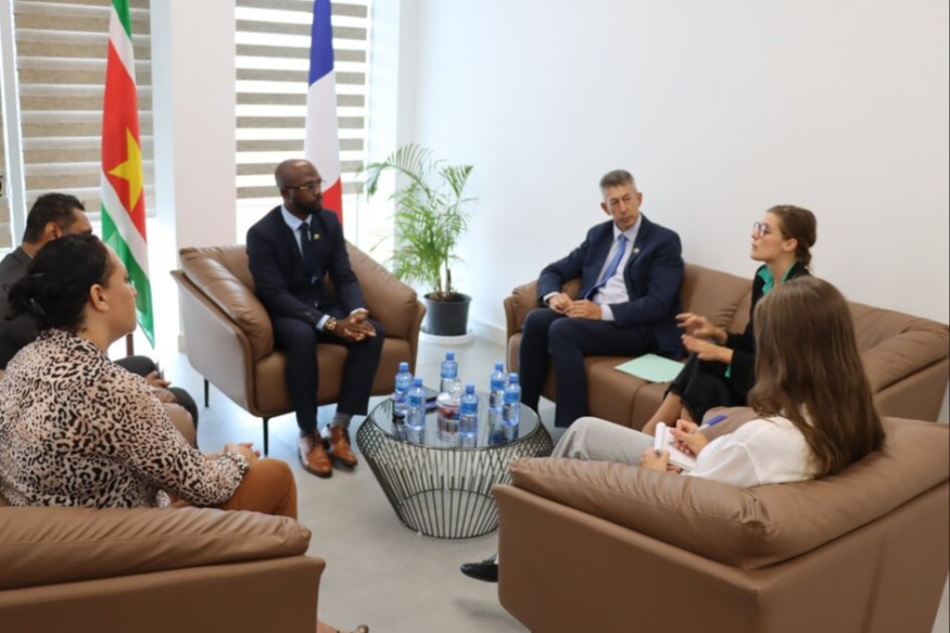 Du Mercure à la Médecine : Le Suriname et la France Main dans la Main